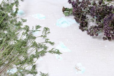 Bir demet kurutulmuş ot. Kekik bahçesi. Soyma boyaile eski duvarın arka planına karşı.