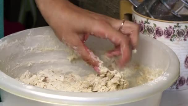 女性は 流域に生地をこねます 全粒パンを焼く用 — ストック動画