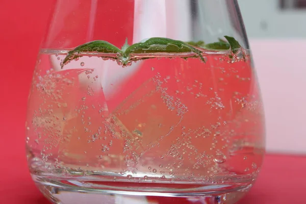 Bebida refrescante con burbujas de gas. Nalit en un vaso transparente. Echaba hielo picado. Decorado con hojas de menta . —  Fotos de Stock