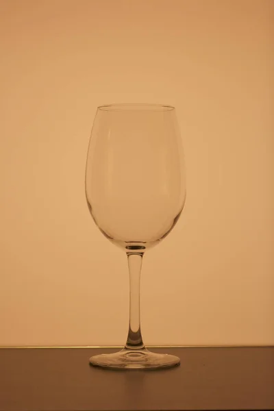 長い茎にワイングラス。バックイエローカラー. — ストック写真