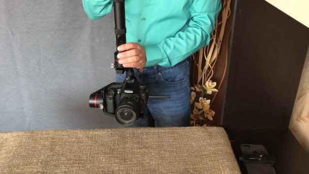 明斯克 明斯克 白俄罗斯 2019年7月11日 一名博主在电子三轴稳定器上为自己的互联网频道拍摄了视频评论 翻转相机以在地球表面附近拍摄 并演示操纵杆的工作 — 图库视频影像