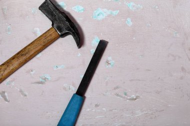 Çekiç ve keski bir eski boya ile yüzeyde yalan.