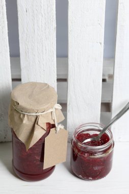 Reçel kavanozları, kağıt ile kaplıdır ve ikiyle bağlanmış. Dize asmak Craft etiketleri. Bir kavanoz açık.