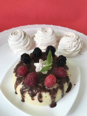 Muz Magcake. Çikolata, ahududu, böğürtlen ve nane yaprakları ile dekore edilmiş.