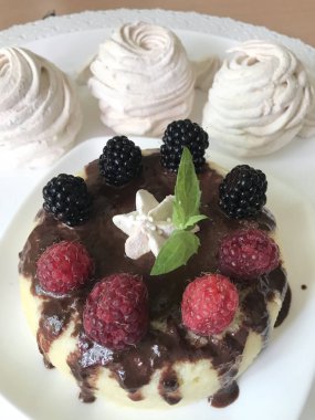 Muz Magcake. Çikolata, ahududu, böğürtlen ve nane yaprakları ile dekore edilmiş.