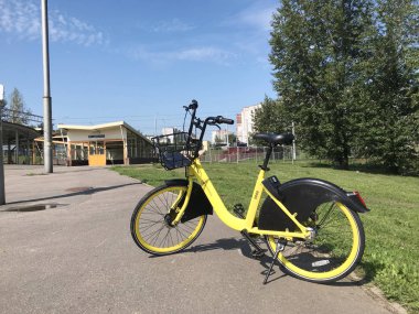 Minsk, Minsk, Belarus 21 Temmuz 2019, sabit bisiklet paylaşımı. Bisiklet Kiralama şehir Caddesi üzerindedir.
