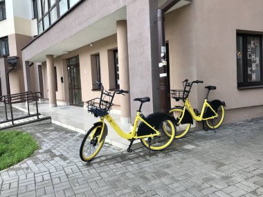 Minsk, Minsk, Belarus 21 Temmuz 2019, sabit bisiklet paylaşımı. Kiralık bisikletler sokaklarda.