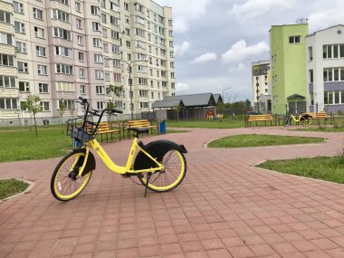 Minsk, Minsk, Belarus 21 Temmuz 2019, sabit bisiklet paylaşımı. Bisiklet Kiralama şehir Caddesi üzerindedir.