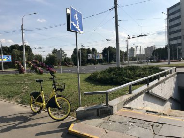 Minsk, Minsk, Belarus 21 Temmuz 2019, sabit bisiklet paylaşımı. Bisiklet Kiralama alt geçit yakınında duruyor.