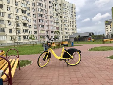 Minsk, Minsk, Belarus 21 Temmuz 2019, sabit bisiklet paylaşımı. Bisiklet Kiralama şehir Caddesi üzerindedir.