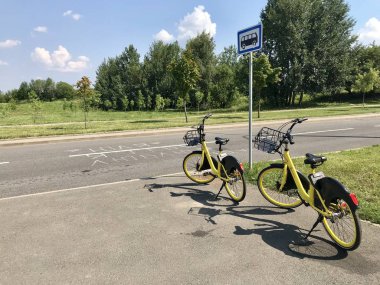Minsk, Minsk, Belarus 21 Temmuz 2019, sabit bisiklet paylaşımı. Kiralık bisikletler otobüs durağına yakındır.