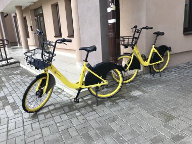 Minsk, Minsk, Belarus 21 Temmuz 2019, sabit bisiklet paylaşımı. Kiralık bisikletler sokaklarda.