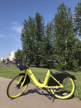 Minsk, Minsk, Belarus 21 Temmuz 2019, sabit bisiklet paylaşımı. Bisiklet Kiralama şehir Caddesi üzerindedir.