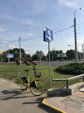 Minsk, Minsk, Belarus 21 Temmuz 2019, sabit bisiklet paylaşımı. Bisiklet Kiralama alt geçit yakınında duruyor.