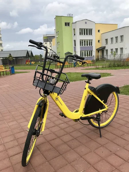 明斯克,明斯克,白俄罗斯2019年7月21日,固定自行车共享。自行车出租在城市街道上. — 图库照片