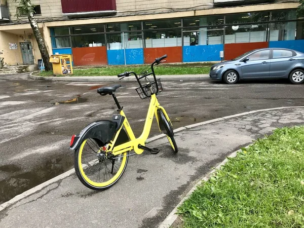 Minsk, Minsk, Wit-Rusland juli 21, 2019, stationair fietsen delen. Fietsverhuur is aan een stads straat. — Stockfoto