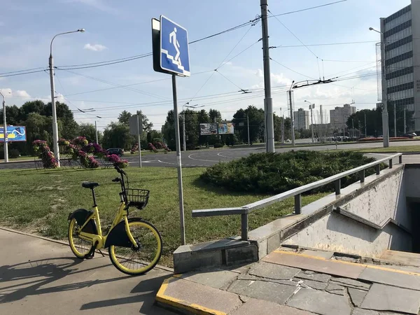 ミンスク、ミンスク、ベラルーシ 2019年7月21日、静止した自転車シェアリング。地下道の近くに自転車レンタルが立っている. — ストック写真