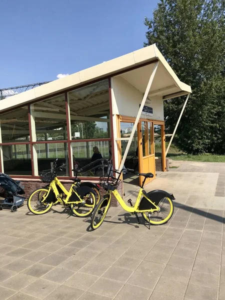 Minsk, Minsk, Vitryssland 21 juli 2019, stationär cykel delning. Cyklar för uthyrning ligger nära järnvägsstationens tunnelbana. — Stockfoto