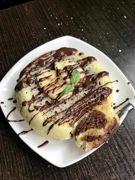 Muz Magcake. Çikolata, muz dilimleri ve nane ile dekore edilmiş.