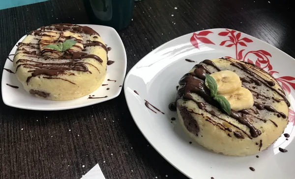 Magcake de plátano. Decorado con chocolate, rodajas de plátano y menta . —  Fotos de Stock