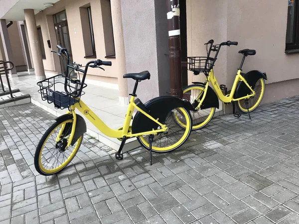 Minsk, Minsk, Vitryssland 21 juli 2019, stationär cykel delning. Cyklar att hyra finns på gatorna. — Stockfoto