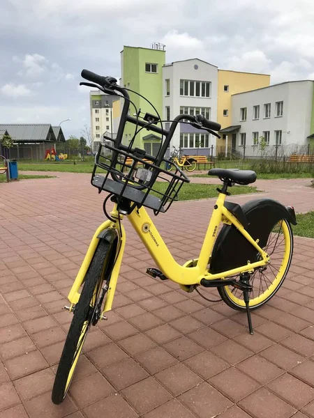 Mińsk, Mińsk, Białoruś 21 lipca 2019, stacjonarne Bike Sharing. Wypożyczalnia rowerów znajduje się przy ulicy miejskiej. — Zdjęcie stockowe