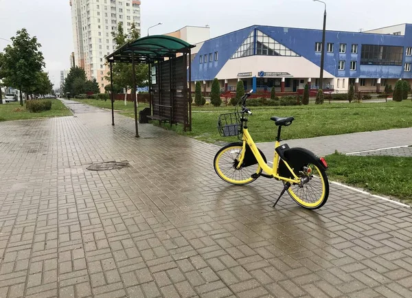 Minsk, Minsk, Belarus 21 Temmuz 2019, sabit bisiklet paylaşımı. Kiralık bisikletler otobüs durağına yakındır.