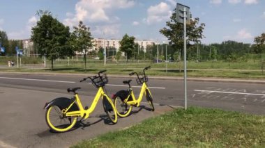 Minsk, Minsk, Belarus 21 Temmuz 2019, sabit bisiklet paylaşımı. Kiralık bisikletler otobüs durağına yakındır.