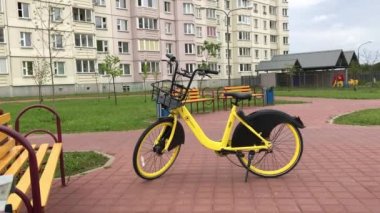 Minsk, Minsk, Belarus 21 Temmuz 2019, sabit bisiklet paylaşımı. Şehir Caddesi üzerinde bisiklet kiralama hizmeti mevcuttur. Bir sokak tezgah yanında ayakta.