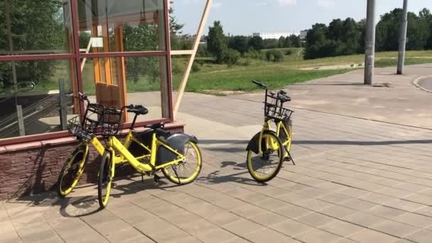 Minsk Minsk Belarus Julio 2019 Stationary Bike Sharing Bicicletas Alquiler — Vídeo de stock