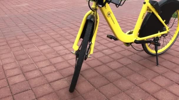 ミンスク ミンスク ベラルーシ 2019年7月21日 静止した自転車シェアリング 自転車のレンタルは市街地にあります それは歩道に立っている — ストック動画