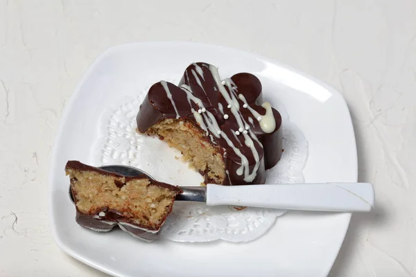 Шоколадный десерт в форме цветка. Темный шоколад. Украшенный белым шоколадом и брызгами . — стоковое фото