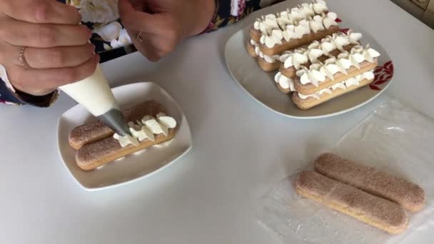 Eine Frau Backt Einen Kuchen Sahne Auf Savoiardi Cookies Auftragen — Stockvideo