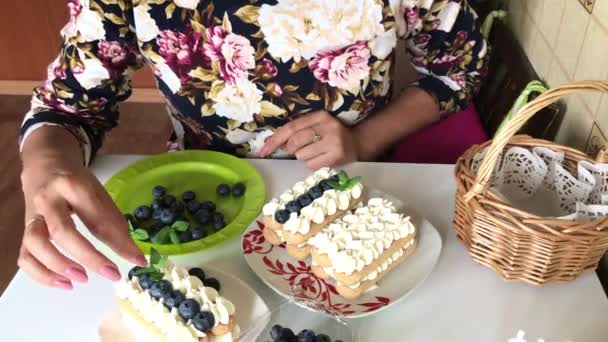 Una Donna Decora Una Torta Con Foglie Menta Corregge Foglie — Video Stock