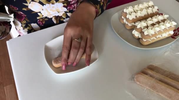 Una Mujer Aplica Crema Sobre Las Galletas Savoiardi Ella Pone — Vídeo de stock