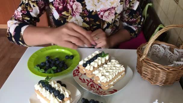 Una Donna Decora Una Torta Con Mirtilli Strati Biscotti Savoiardi — Video Stock