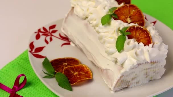 Spons Cream Cake Bedekt Met Room Gegarneerd Met Gedroogde Sinaasappel — Stockvideo