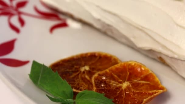 Tarte Crème Éponge Recouverte Crème Garnie Tranches Orange Séchées Feuilles — Video