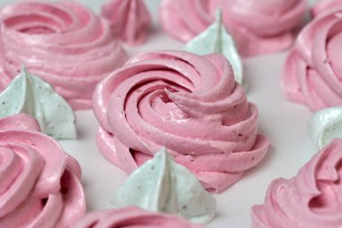 Taze yapılmış marshmallowlar masanın yüzeyinde uzanır. Dengeleniyor.