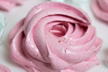 Taze yapılmış marshmallowlar masanın yüzeyinde uzanır. Dengeleniyor.