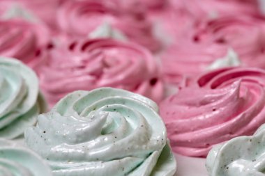 Taze yapılmış marshmallowlar masanın yüzeyinde uzanır. Dengeleniyor.