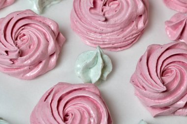 Taze yapılmış marshmallowlar masanın yüzeyinde uzanır. Dengeleniyor.