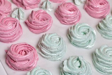 Taze yapılmış marshmallowlar masanın yüzeyinde uzanır. Dengeleniyor.