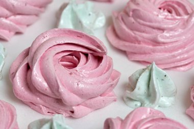 Taze yapılmış marshmallowlar masanın yüzeyinde uzanır. Dengeleniyor.