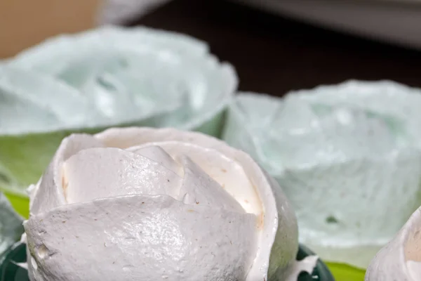 Marshmallow Appena Fatti Giacciono Sulla Superficie Del Tavolo Sta Stabilizzando — Foto Stock