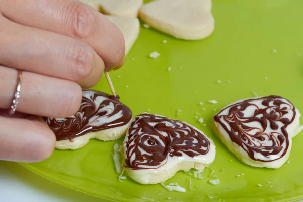 Mujer Decora Galletas Con Glaseado Chocolate Blanco Negro — Foto de Stock