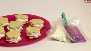 Marshmallowlu sandviç yapıyorum. Boşluklar tabakta. Çantadekoratif tepesi yakın.