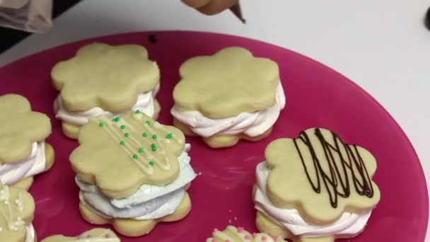 Marshmallowlu Sandviç Yapıyorum Boşluklar Tabakta Bir Kadın Çikolata Dekoratif Tepesi — Stok video