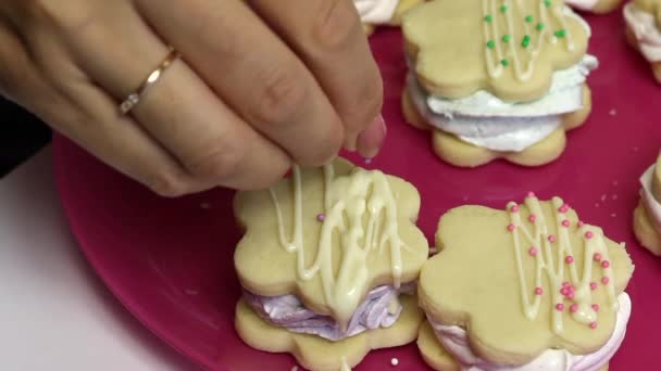 Φτιάχνω Σάντουιτς Ζαχαρωτά Μια Γυναίκα Ψεκάζει Διακοσμητικά Μπισκότα Σοκολάτας Κοντινό — Αρχείο Βίντεο