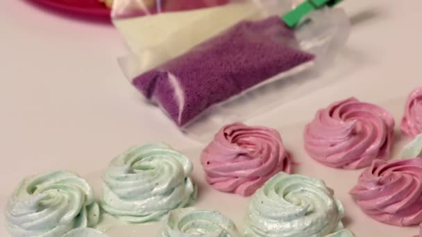 Membuat Sandwich Marshmallow Persiapan Marshmallow Dan Kue Berbaring Piring Dekat — Stok Video